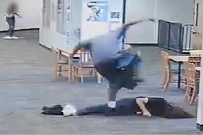 البوكس نيوز – لسبب غريب.. طالب يضرب معلمته داخل المدرسة أمام الجميع (فيديو)