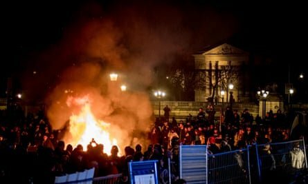 شرطة باريس تحظر التجمعات في المواقع الرئيسية مع تصاعد الاحتجاجات على المعاشات التقاعدية في فرنسا |  فرنسا